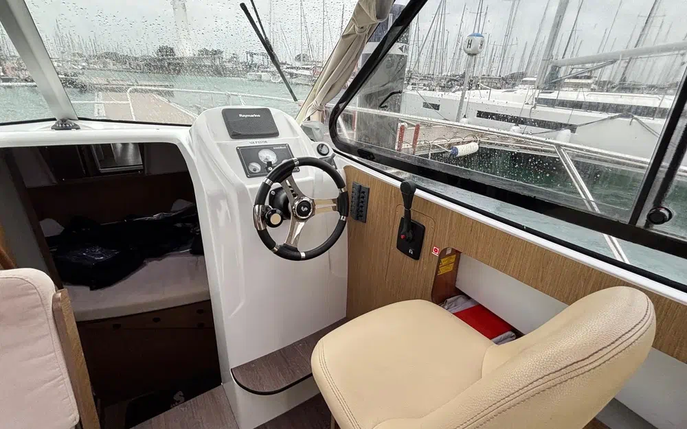 slider 10 Beneteau Antares 8