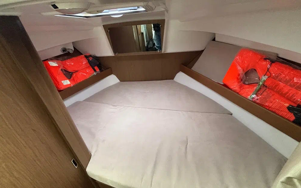 slider 11 Beneteau Antares 8