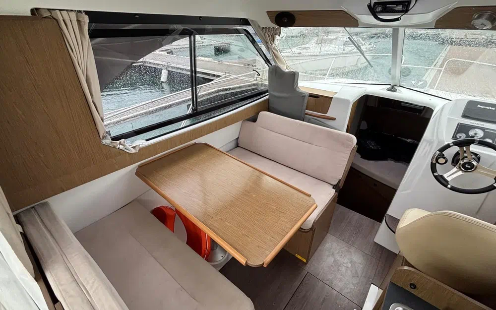 slider 3 Beneteau Antares 8