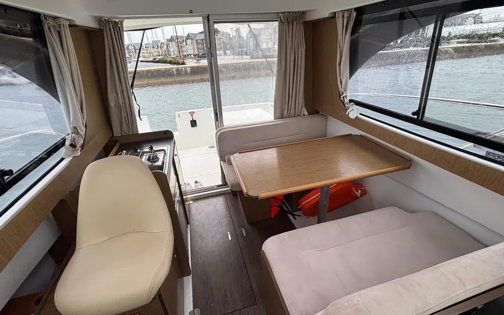 slider 6 Beneteau Antares 8