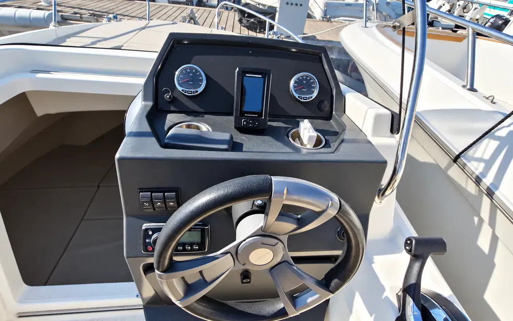 slider 7 Quicksilver 605 Sundeck