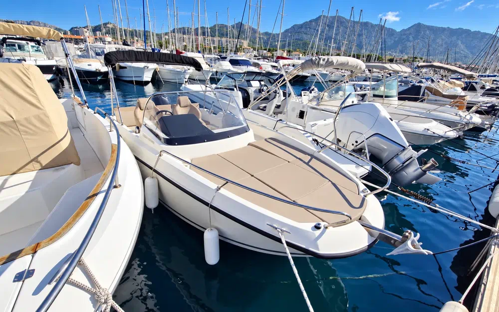 slider 13 Quicksilver 605 Sundeck
