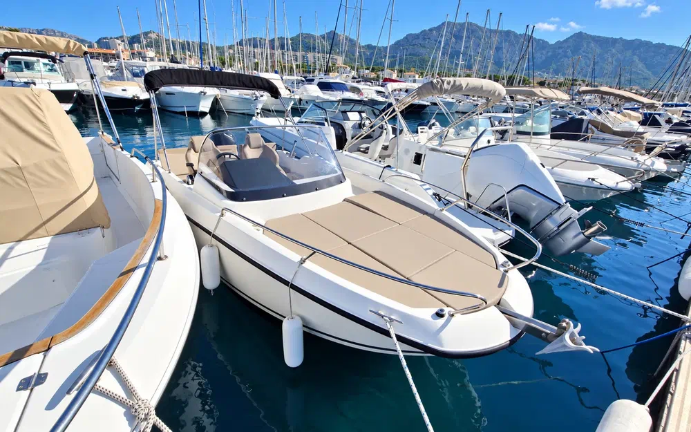 slider 1 Quicksilver 605 Sundeck