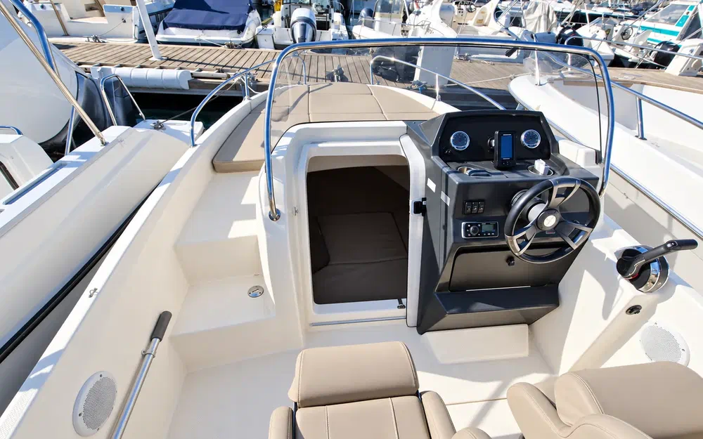 slider 4 Quicksilver 605 Sundeck