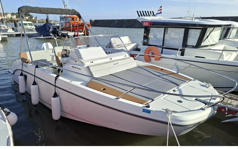 slider 0 Beneteau Flyer 7 SUNdeck