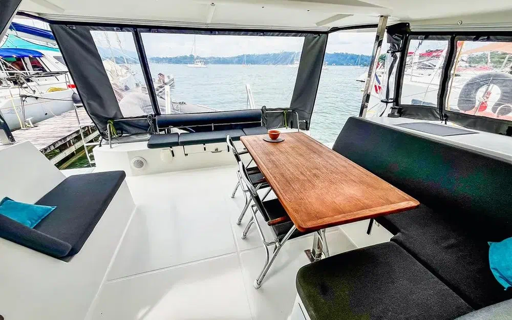 slider 12 Fountaine Pajot Lucia 40
