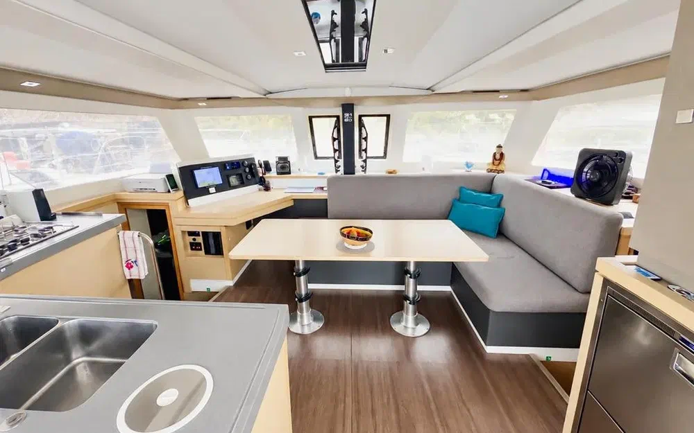 slider 13 Fountaine Pajot Lucia 40