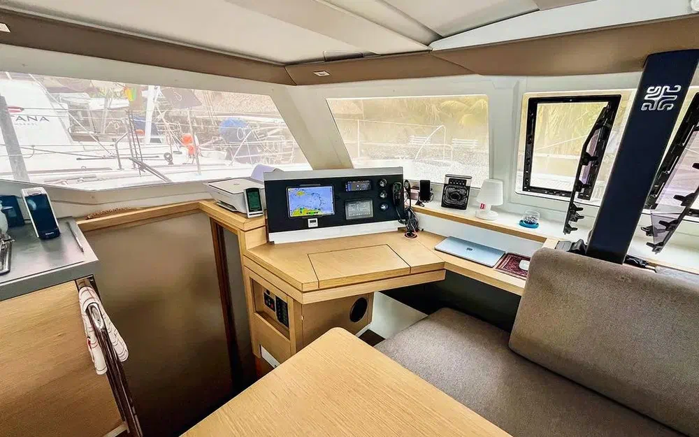 slider 15 Fountaine Pajot Lucia 40