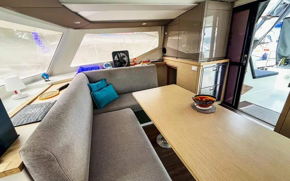 slider 17 Fountaine Pajot Lucia 40