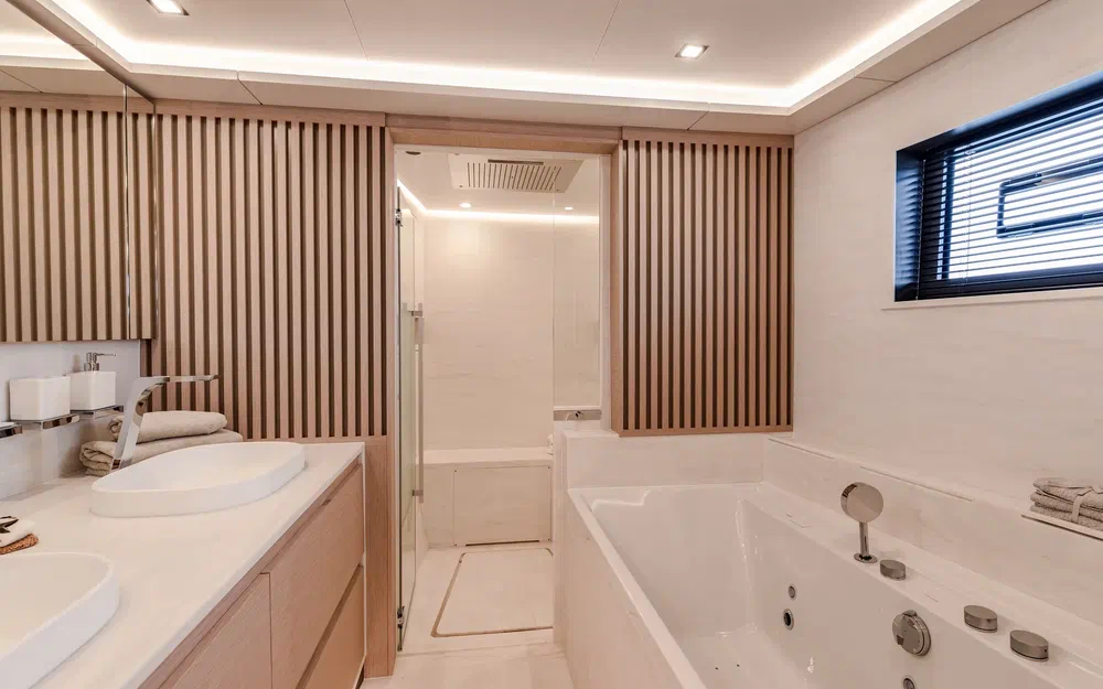 slider 84 Fountaine Pajot Thira 80