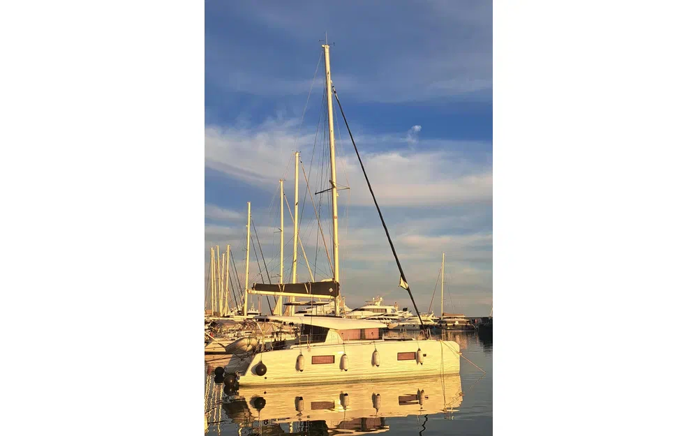 slider 1 Lagoon 42