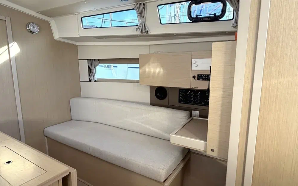 slider 32 Beneteau Oceanis 38.1