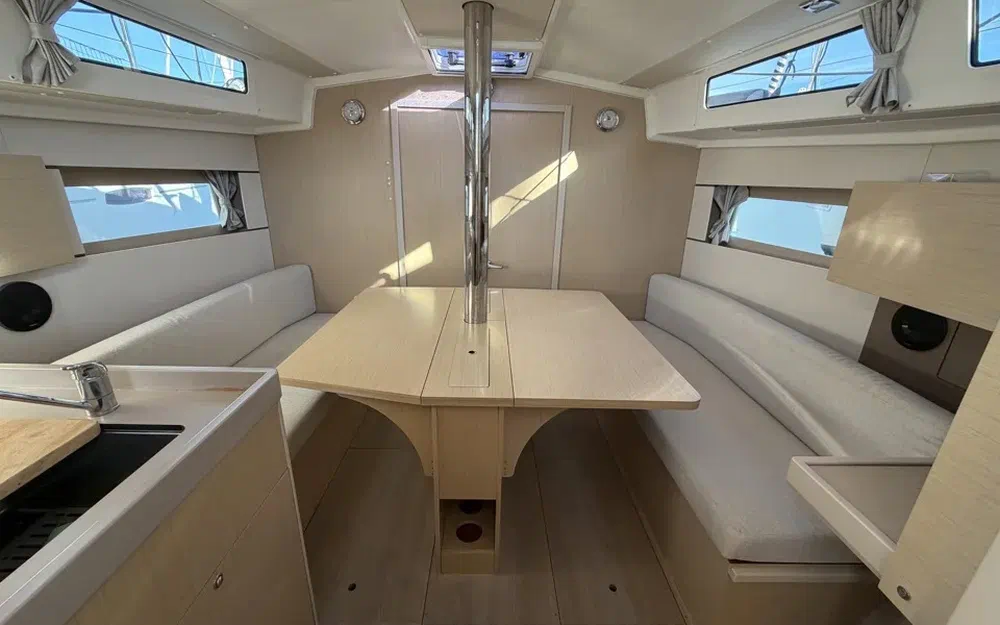 slider 44 Beneteau Oceanis 38.1
