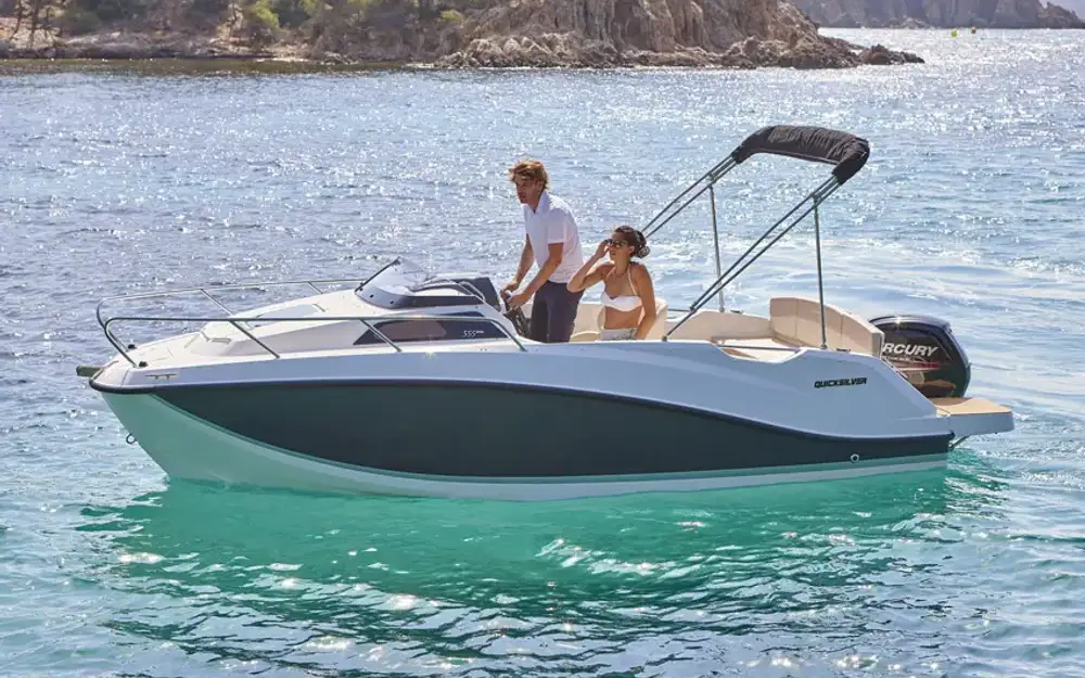 QuicksilverActiv 555 Cabin