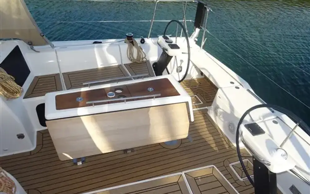 slider 10 Dufour 390