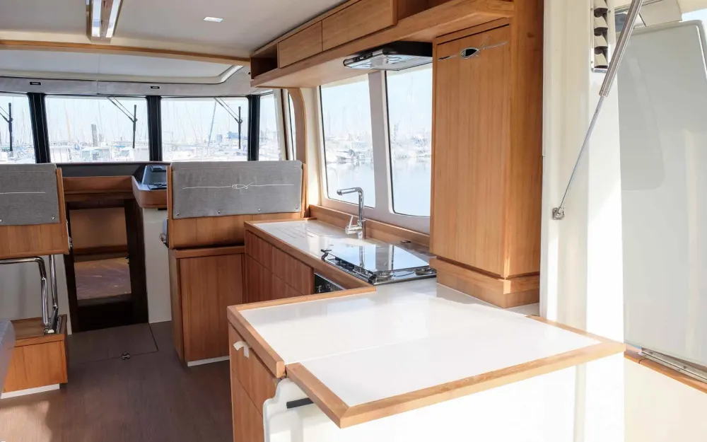 slider 9 Rhea Trawler 34 - null
