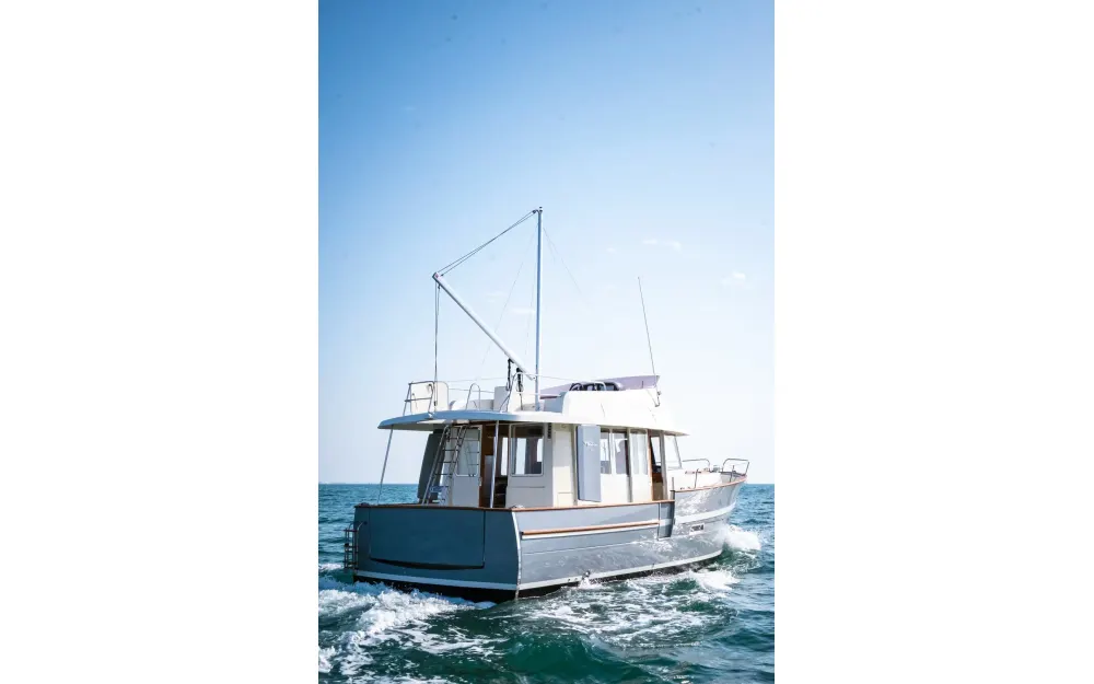 slider 1 Rhea Trawler 34 - null