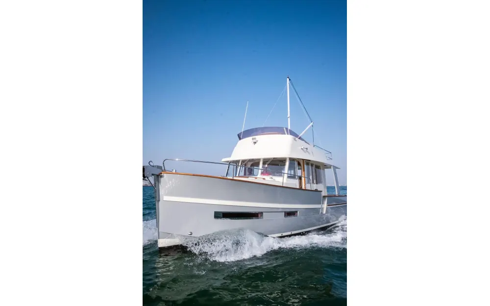 slider 2 Rhea Trawler 34 - null