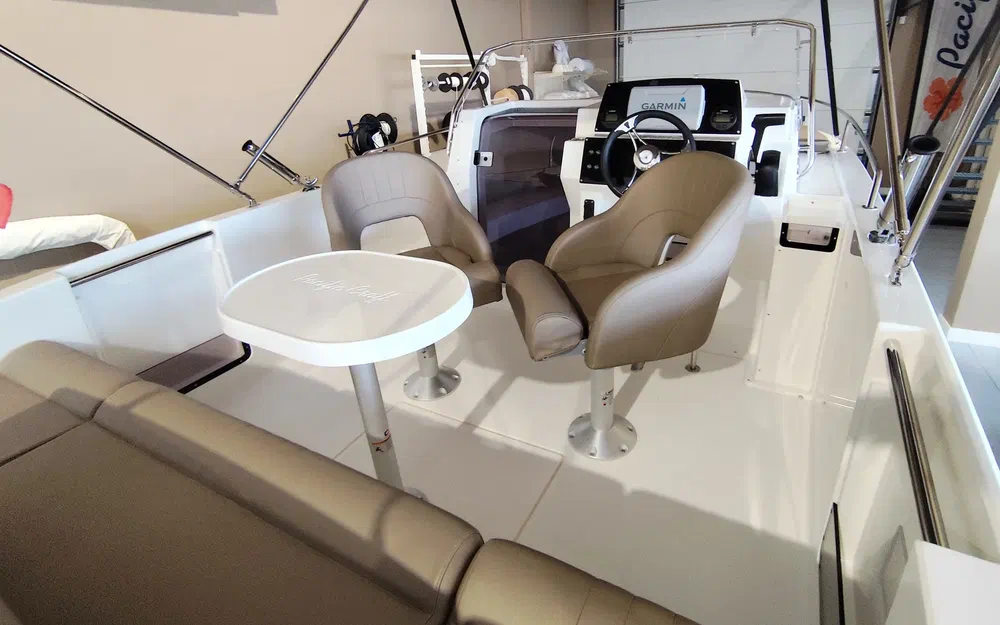 slider 7 Pacific Craft 630 SC