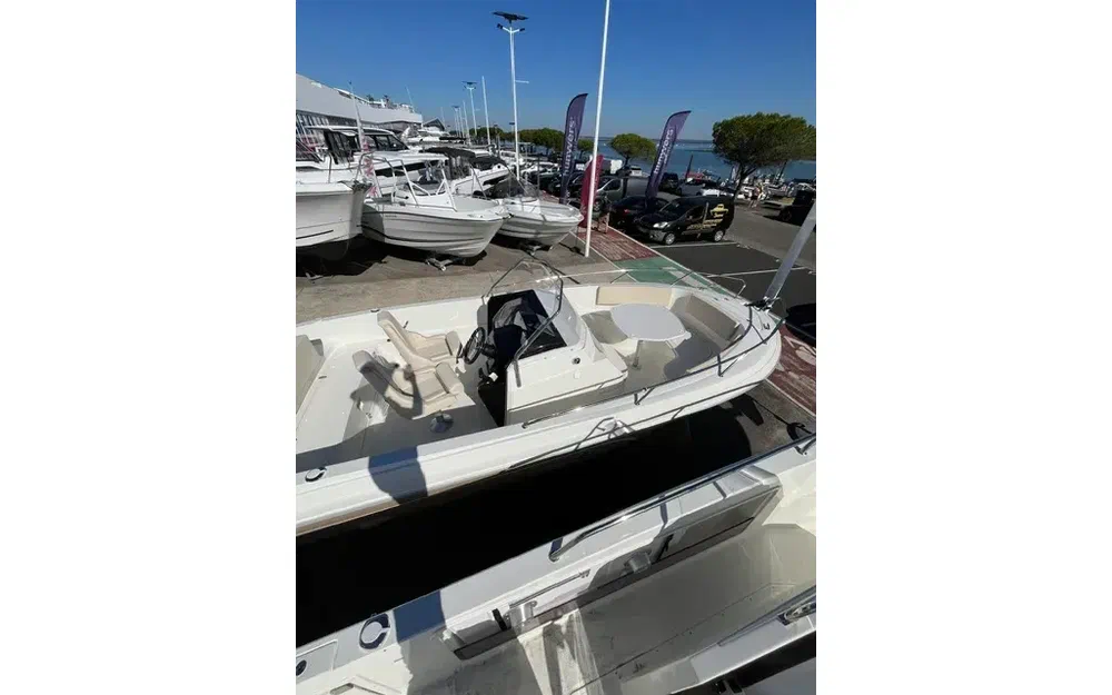 slider 8 Pacific Craft 670 Open