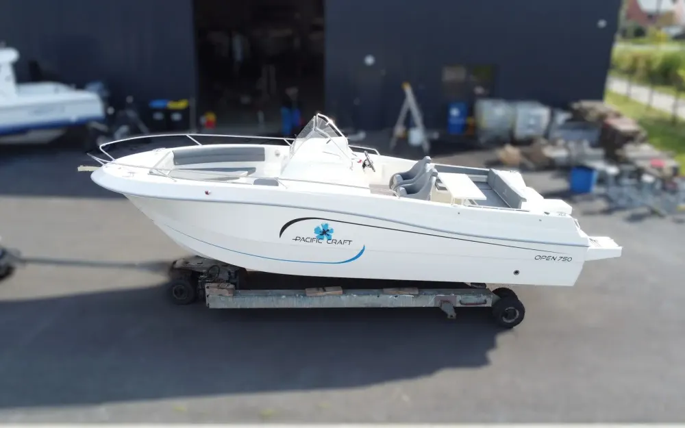 slider 1 Pacific Craft  750 Open - null