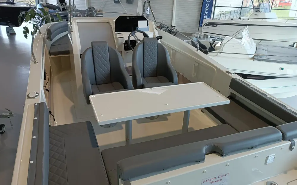 slider 6 Pacific Craft  750 Open - null