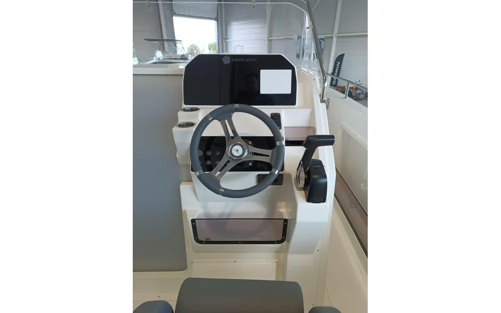 slider 7 Pacific Craft  750 Open - null
