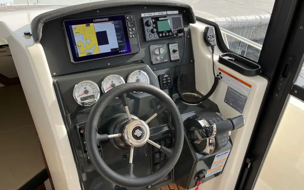 slider 13 Quicksilver  905 Pilothouse - null