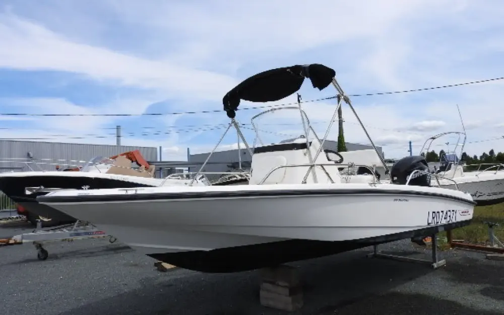 Boston WhalerBoston Whaler 200 Dauntless