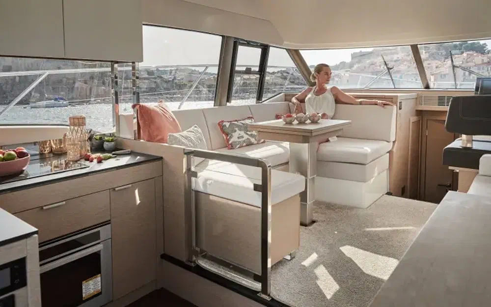 slider 1 Prestige Yachts 420 Fly