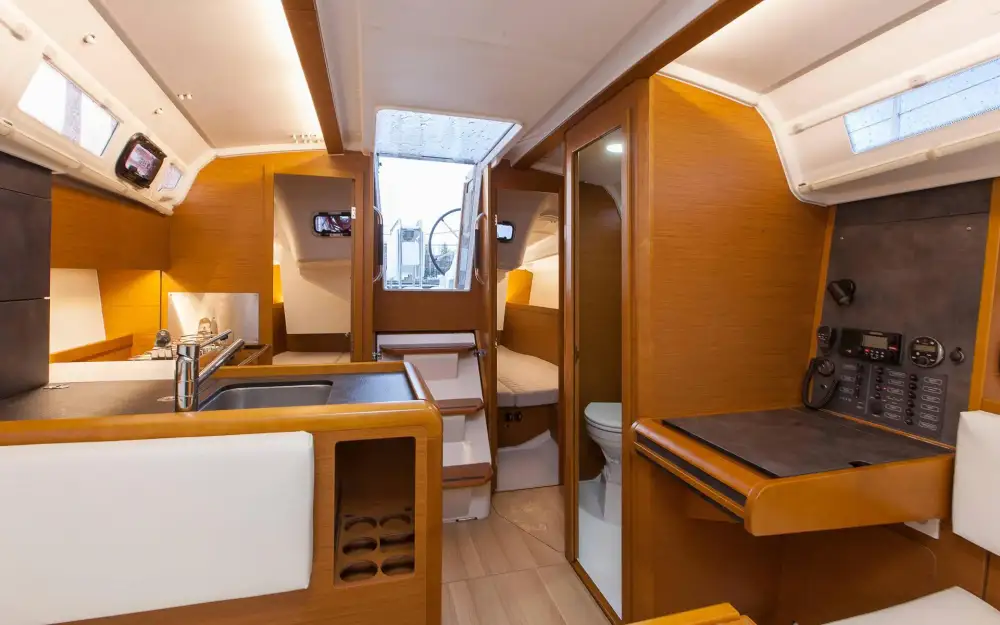 slider 1 Jeanneau Sun Odyssey 349