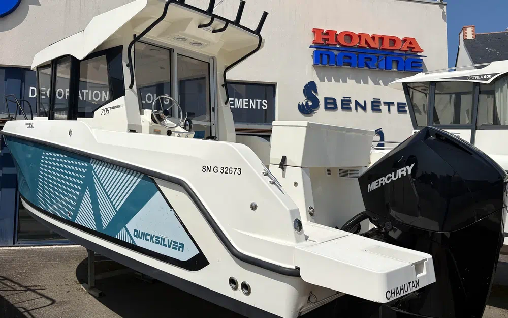 slider 0 Quicksilver Activ 705 Pilothouse