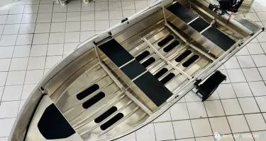 Selection Fishing Barque Discovery 380