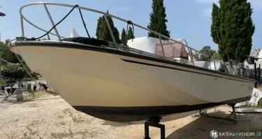 Boston Whaler  22 Outrage