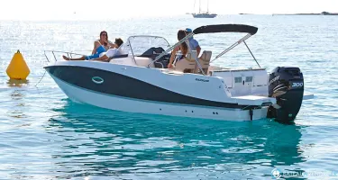 Quicksilver Activ 755 Sundeck