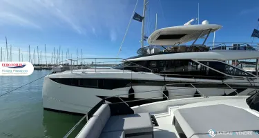Prestige Yachts M8
