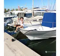 Boston Whaler  24 Outrage