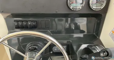 Quicksilver Activ 705 Pilothouse
