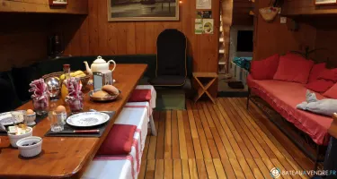 Bateau Logement Tjalk authentique rare avec ses agrées mât voile dérives