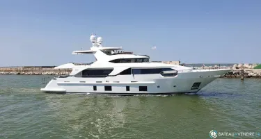 Benetti Delfino 93