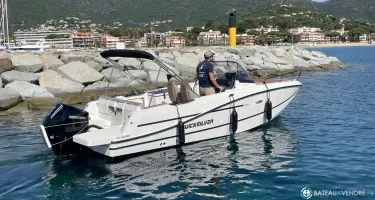 Quicksilver Activ 755 Sundeck