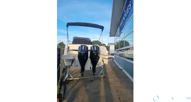 Quicksilver Activ 875 Sundeck