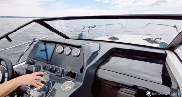 Quicksilver Activ 875 Sundeck