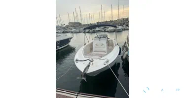 Boston Whaler  240 Outrage