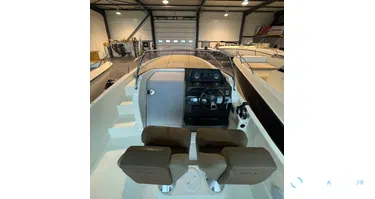 Quicksilver Activ 675 Sundeck