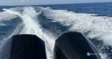 Quicksilver Activ 875 Sundeck