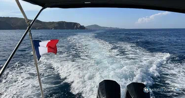 Quicksilver Activ 875 Sundeck