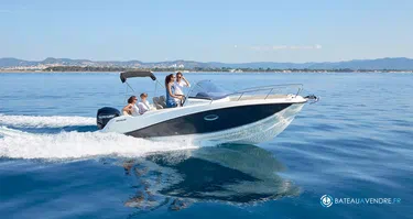Quicksilver Activ 675 Sundeck