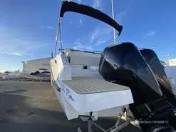 Quicksilver Activ 875 Sundeck